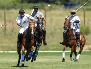 Valiente's Roberto Zedda takes off with the ball. Photo by Louisa Davidson 